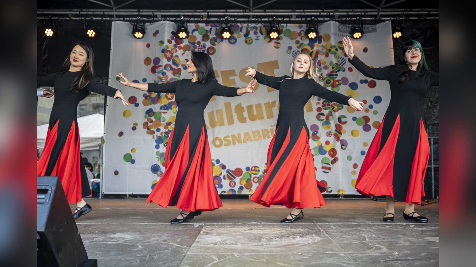 Tänzerinnen in schwarz-roten Kleidern auf der Bühne beim Fest der Kulturen Osnabrück
