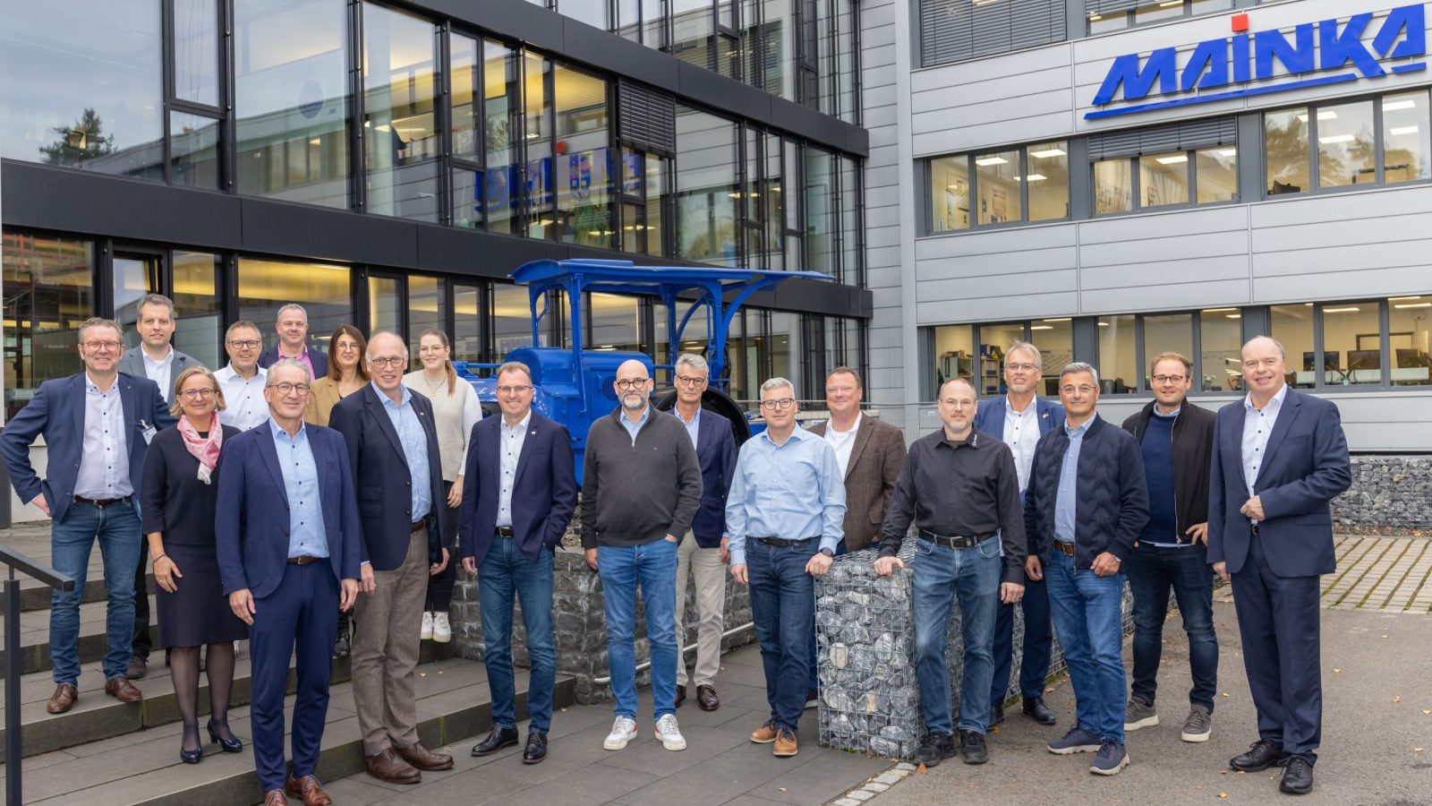 Gruppenfoto von Mitgliedern des IHK-Fachausschusses Mobilität vor einem modernen Gebäude.