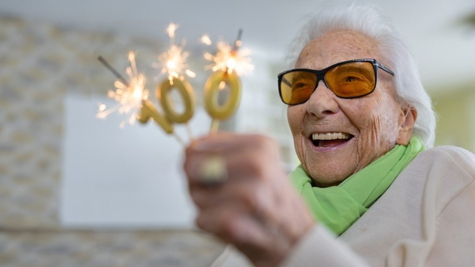 Friedel Zimmermann (106) besitzt die Gabe, positiv und fröhlich durchs Leben zu gehen. Nutzung des Bildes nur in Verbindung mit der Sendung inkl. social Media / / Weiterer Text über ots und www.presseportal.de/nr/7840 / Die Verwendung dieses Bildes für redaktionelle Zwecke ist unter Beachtung aller mitgeteilten Nutzungsbedingungen zulässig und dann auch honorarfrei. Veröffentlichung ausschließlich mit Bildrechte-Hinweis.