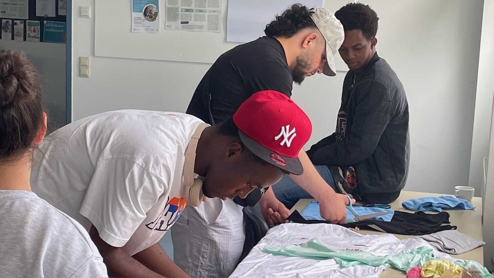 Jugendliche aus internationalen Förderklassen nähen im Schülerlabor Dülmen eine Picknickdecke aus alten T-Shirts
