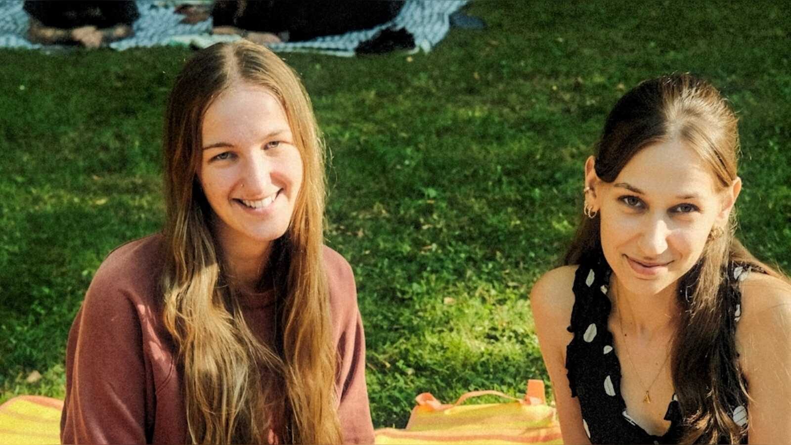 Zwei Teilnehmende lesen beim Silent Reading Event auf Burg Vischering im Freien