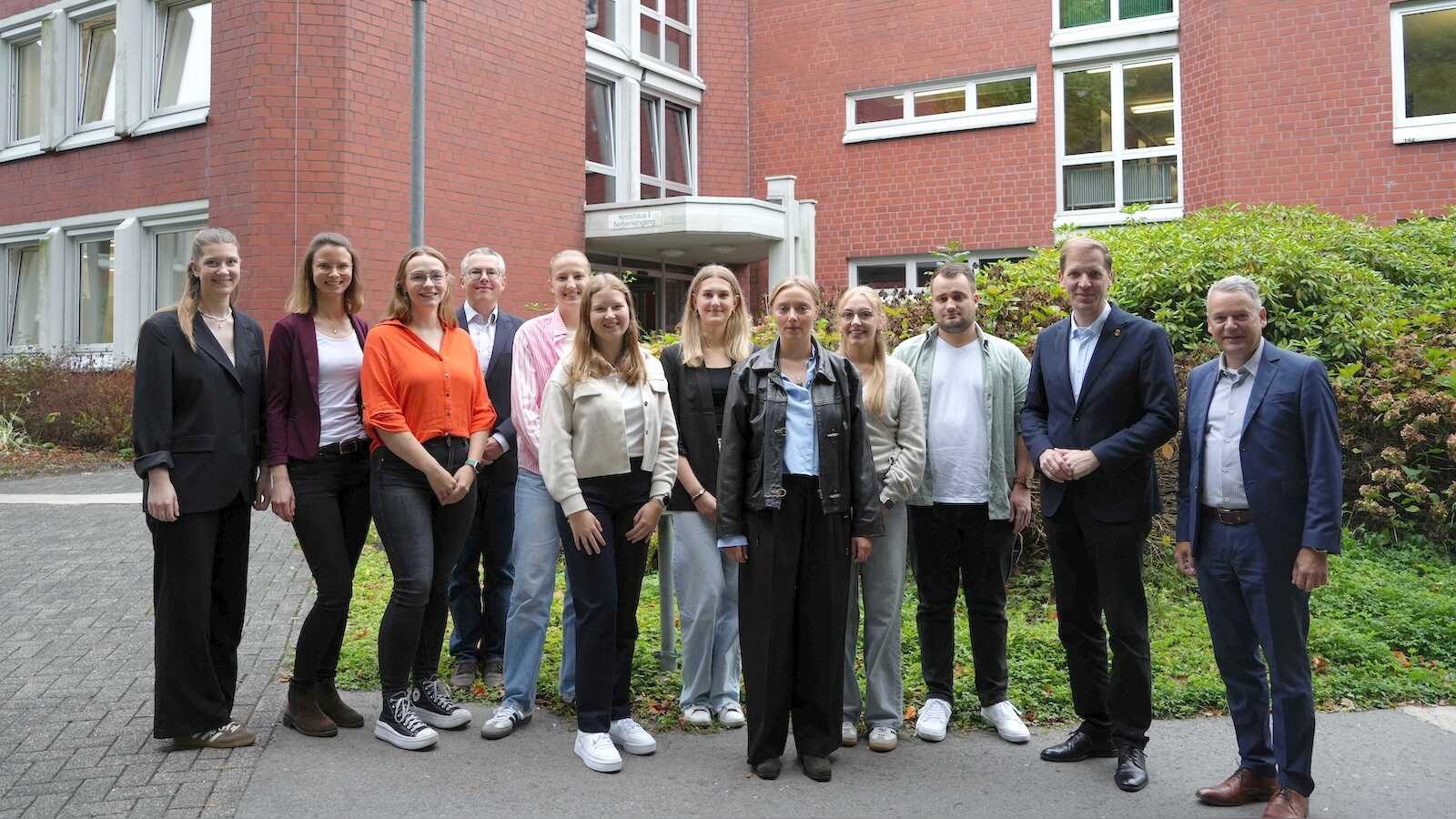 Landrat Dr. Christian Schulze Pellengahr begrüßt neue Studierende und eine Volontärin im Kreis Coesfeld