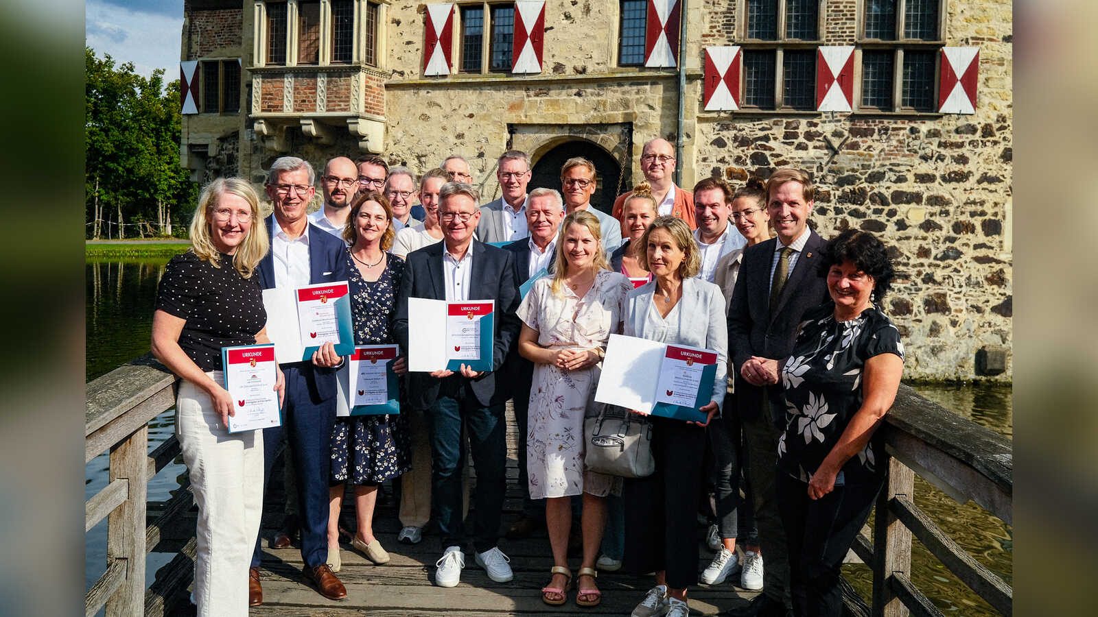 16 Unternehmen unterzeichnen die Charta Ehrenamtsfreundlicher Arbeitgeber auf Burg Vischering in Lüdinghausen