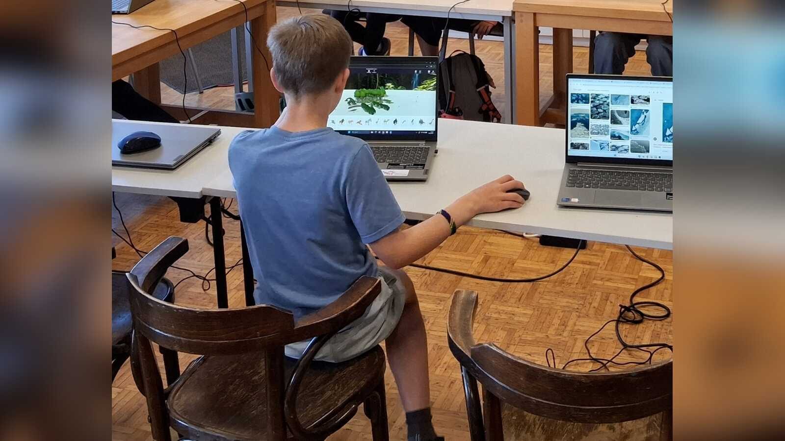 Ein Junge erstellt am PC ein Bild mit KI-Technologie beim Workshop in Nottuln