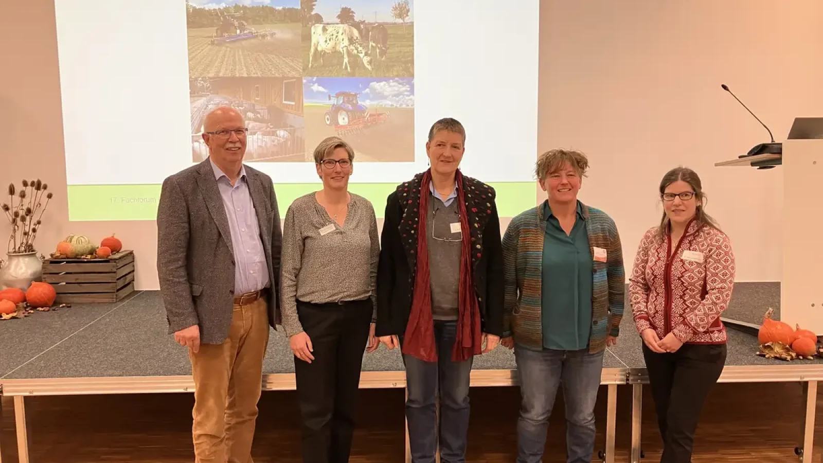 Gerhard Schwetje, LWK-Präsident (von links) und Dr. Alexandra Wichura, Leiterin Fachbereich Ökologischer Landbau, begrüßten die Referentinnen Prof. Maria Finckh, Universität Kassel, Diana Schaack, AMI und Dr. Inken Christoph-Schulz, Thünen-Institut. - © Heiko Borchers