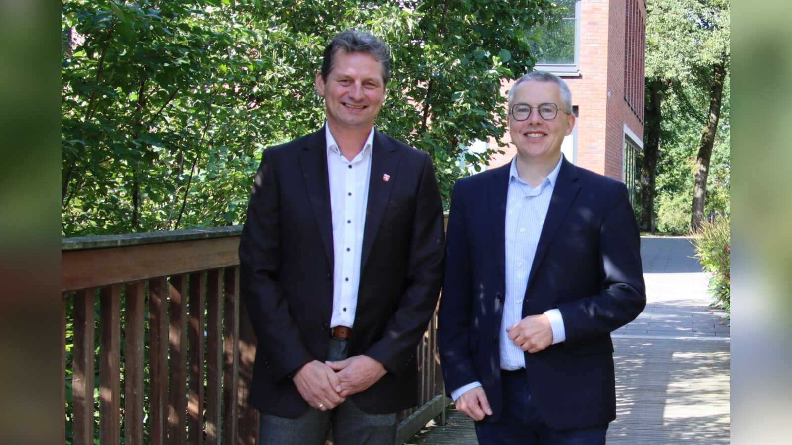 Erster Landesrat Patrick Bürger und Kreisdirektor Dr. Linus Tepe auf dem Kreishauscampus in Coesfeld