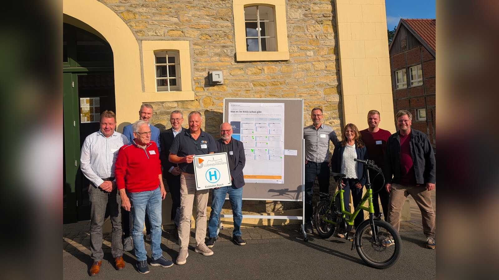 Teilnehmende aus Verwaltung, Politik, Teilhabebeiräten, Verkehrsunternehmen und Bürgerbusvereinen beim Mobilitätsworkshop auf dem Alten Hof Schoppmann in Darup