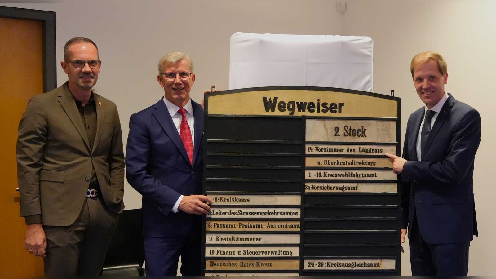 Landrat Dr. Christian Schulze Pellengahr, Sparkassen-Vorstandschef Norbert Hypki und Bürgermeister Ansgar Mertens am Alten Landratsamt in Lüdinghausen