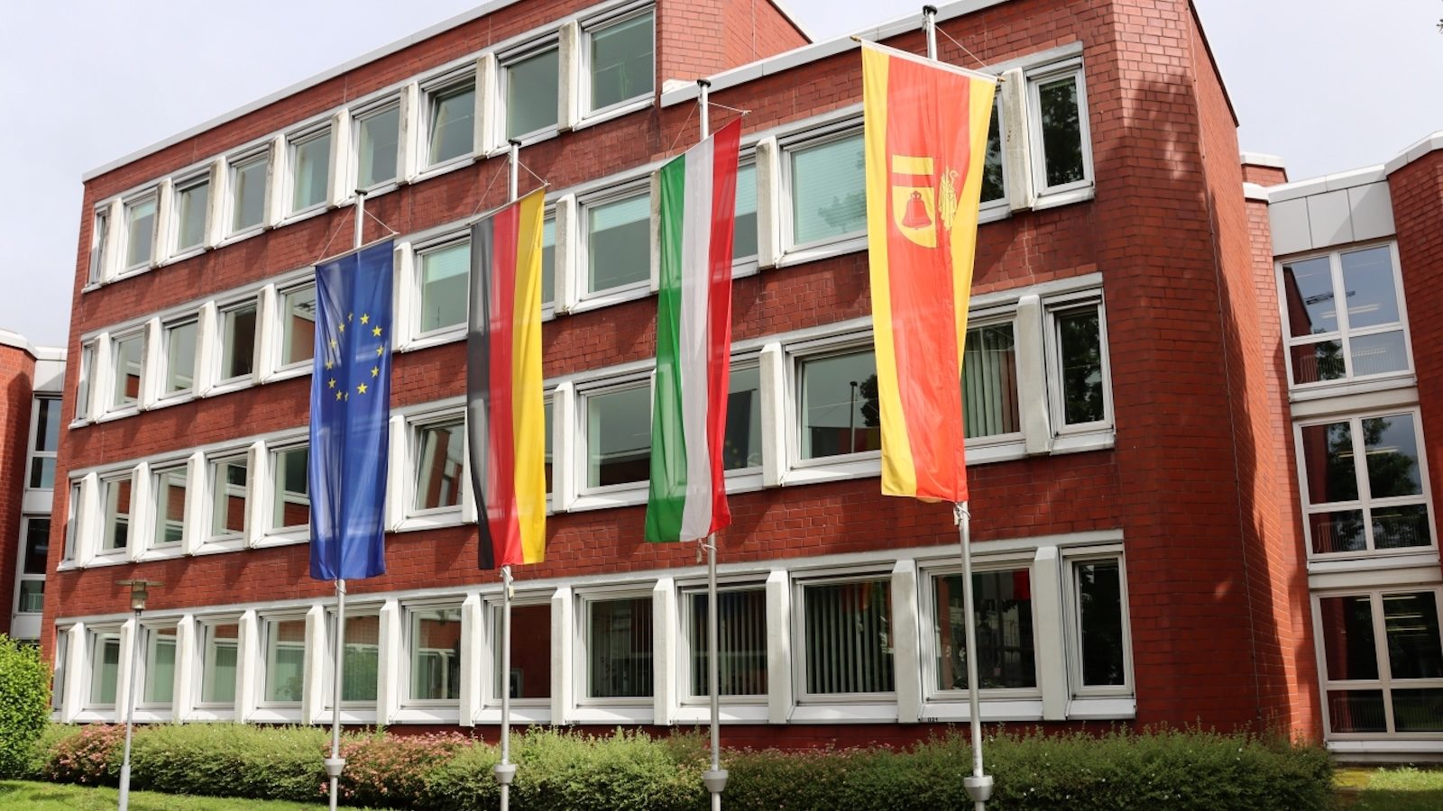 Fahnen von Europa, Bund, Land und Kreis am Kreishaus Coesfeld