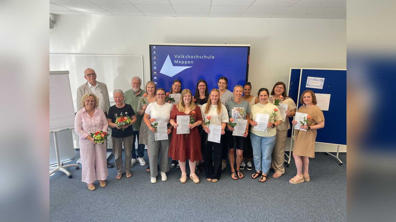 Gruppenbild der Zertifikatsuebergabe zur Weiterbildung Integrative Erziehung und Bildung an der VHS Meppen