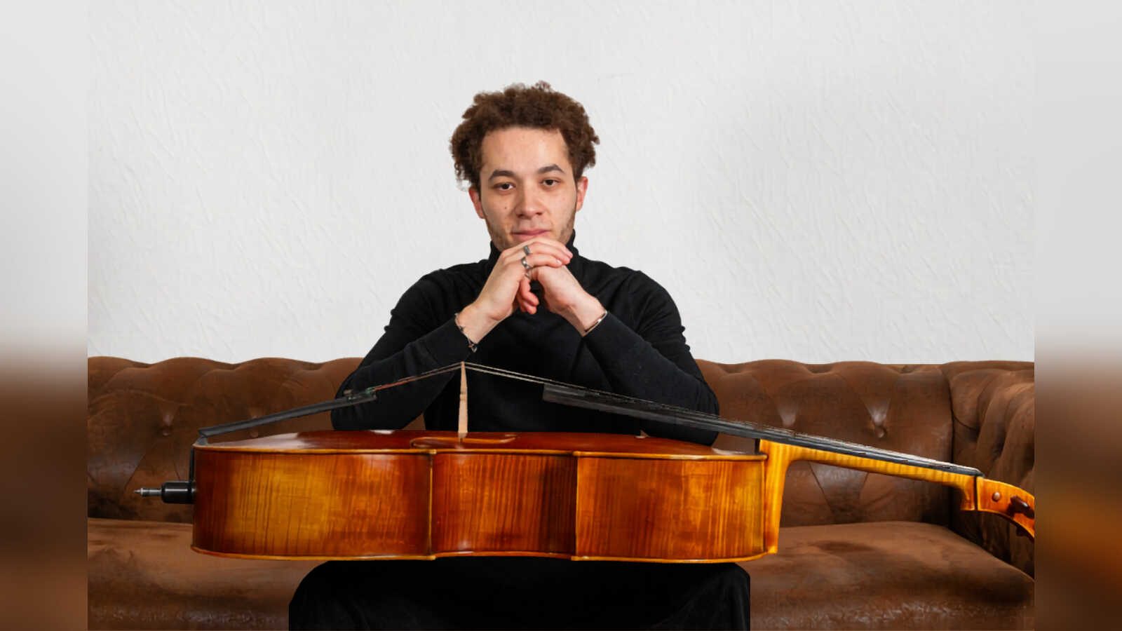 Nicklas Erpenbach, künstlerischer Leiter des MDOP Erpenbach Cello Ensembles, mit seinem Cello