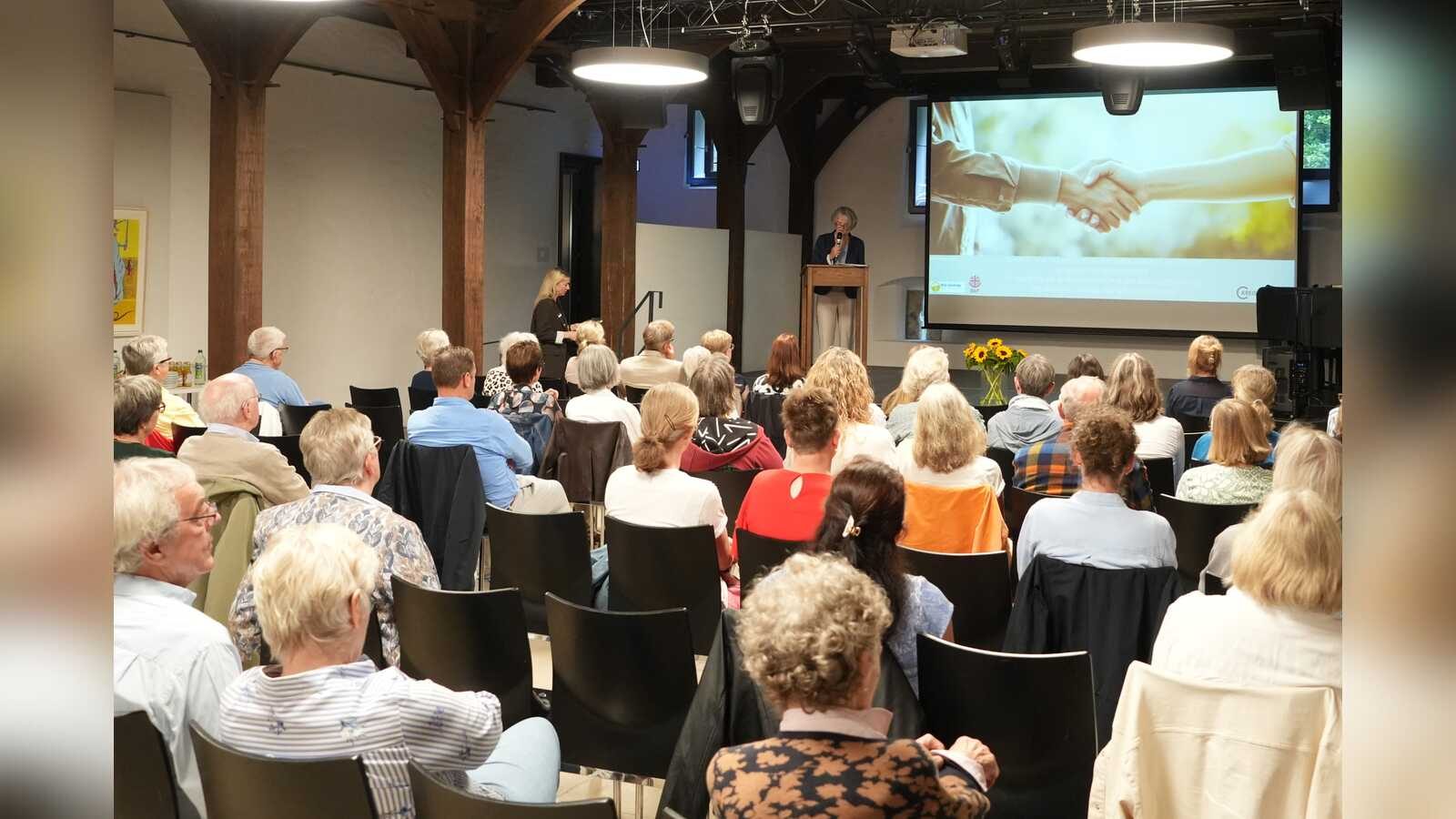 Ehrenamtliche rechtliche Betreuerinnen und Betreuer bei der Dankeschön-Veranstaltung des Kreises Coesfeld auf Burg Vischering