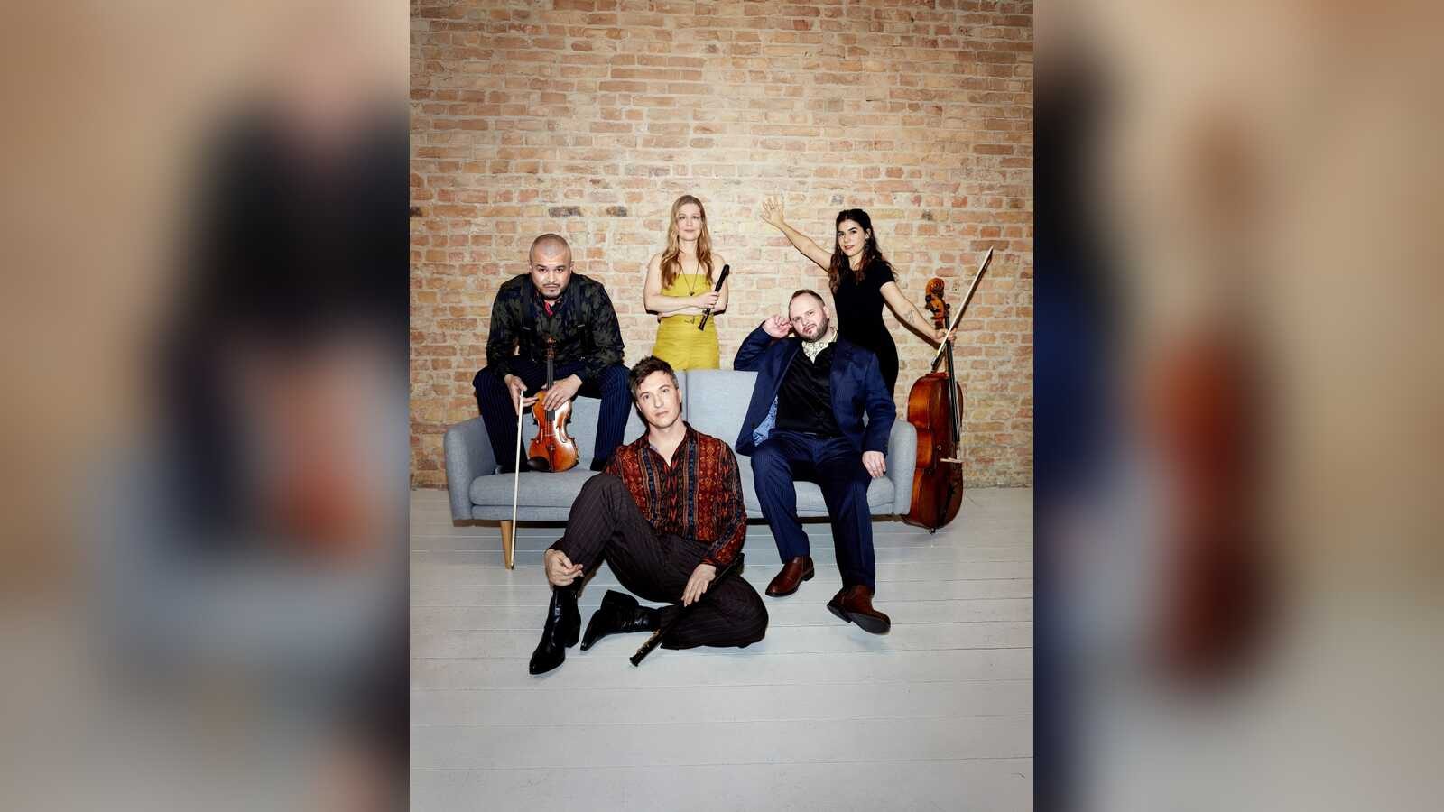 Die fünf Musikerinnen und Musiker des Ensembles Spark mit ihren Instrumenten