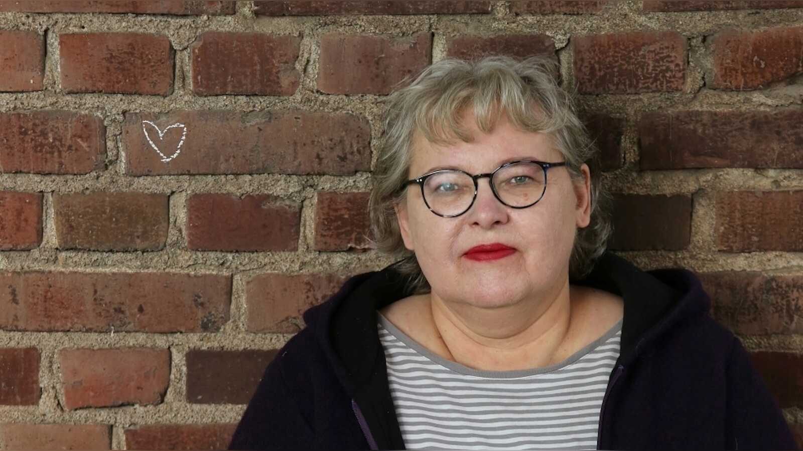 Porträt der Krimiautorin Henni Schulze Lütkens