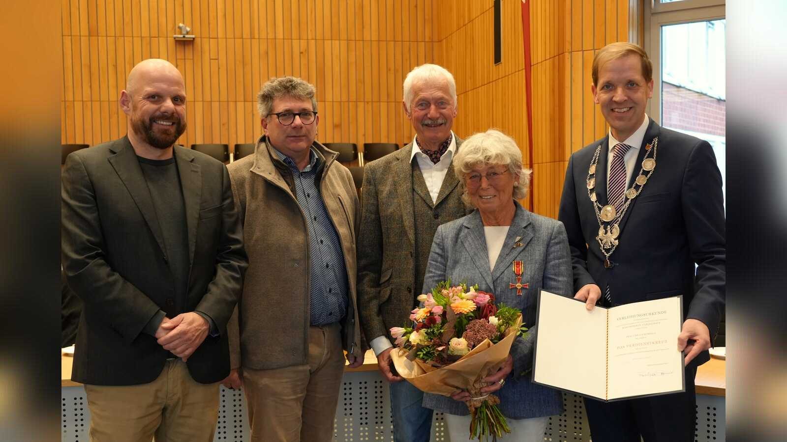 Ursula Homfeld mit Landrat Dr. Christian Schulze Pellengahr, den Bürgermeistern Marco Lennertz und Jörn Möltgen sowie Eberhard von Scheven im Kreishaus Coesfeld