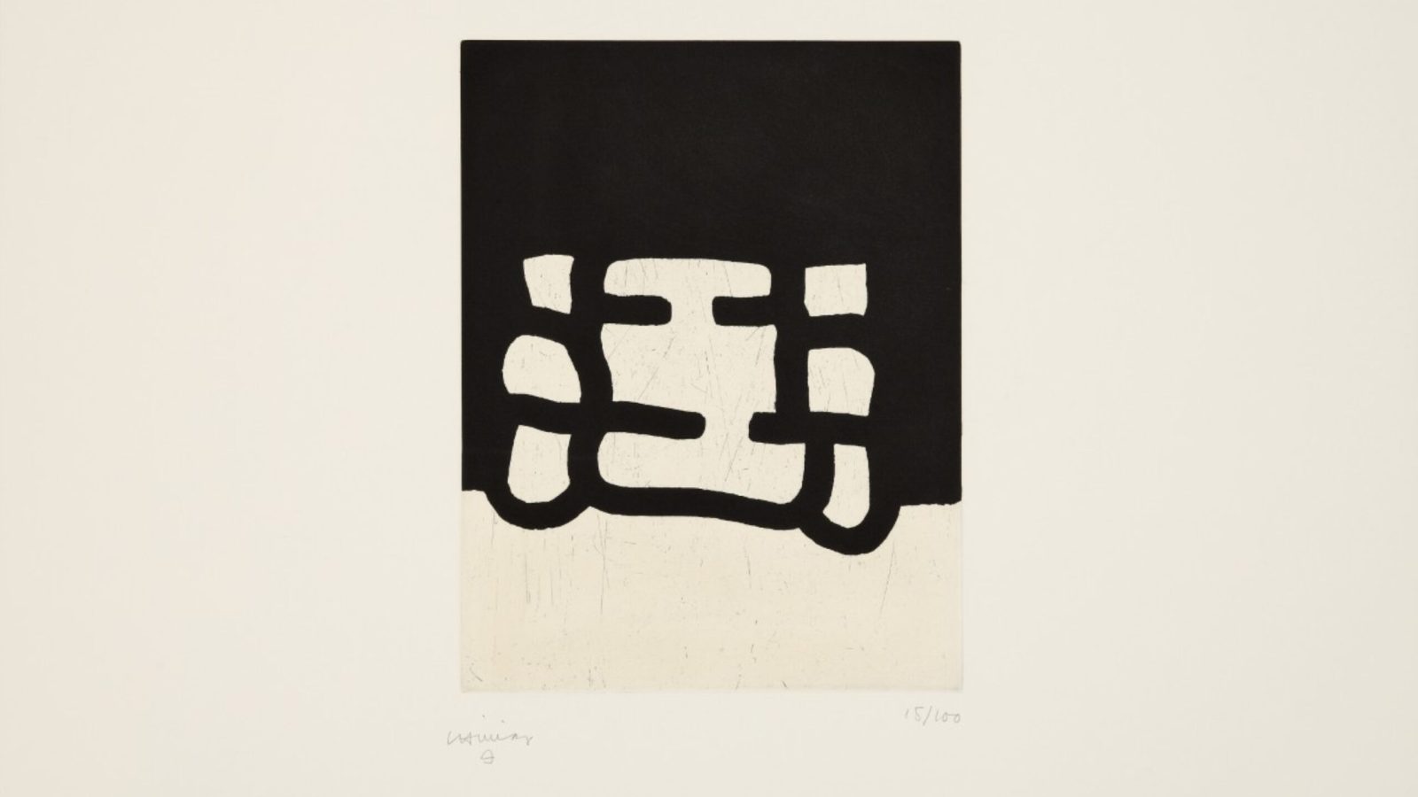 Schwarz-weiße Druckgrafik mit abstrakten Formen und Linien, die auf einem hellen Hintergrund platziert sind.