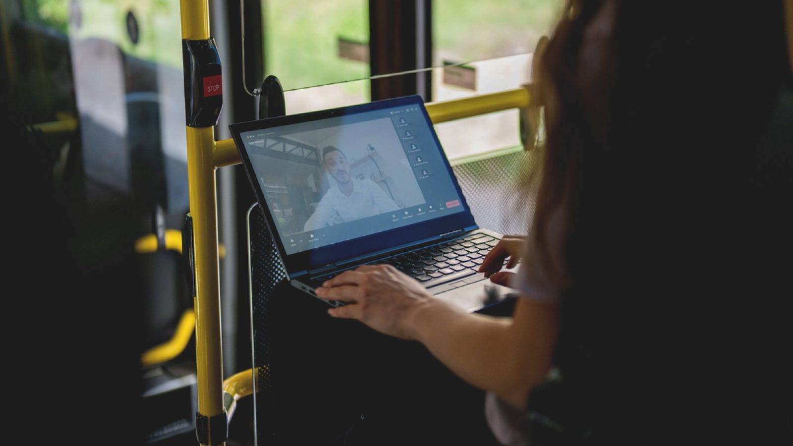 Laptop mit Video-Call im Bus / Weiterer Text über ots und www.presseportal.de/nr/13502 / Die Verwendung dieses Bildes für redaktionelle Zwecke ist unter Beachtung aller mitgeteilten Nutzungsbedingungen zulässig und dann auch honorarfrei. Veröffentlichung ausschließlich mit Bildrechte-Hinweis.