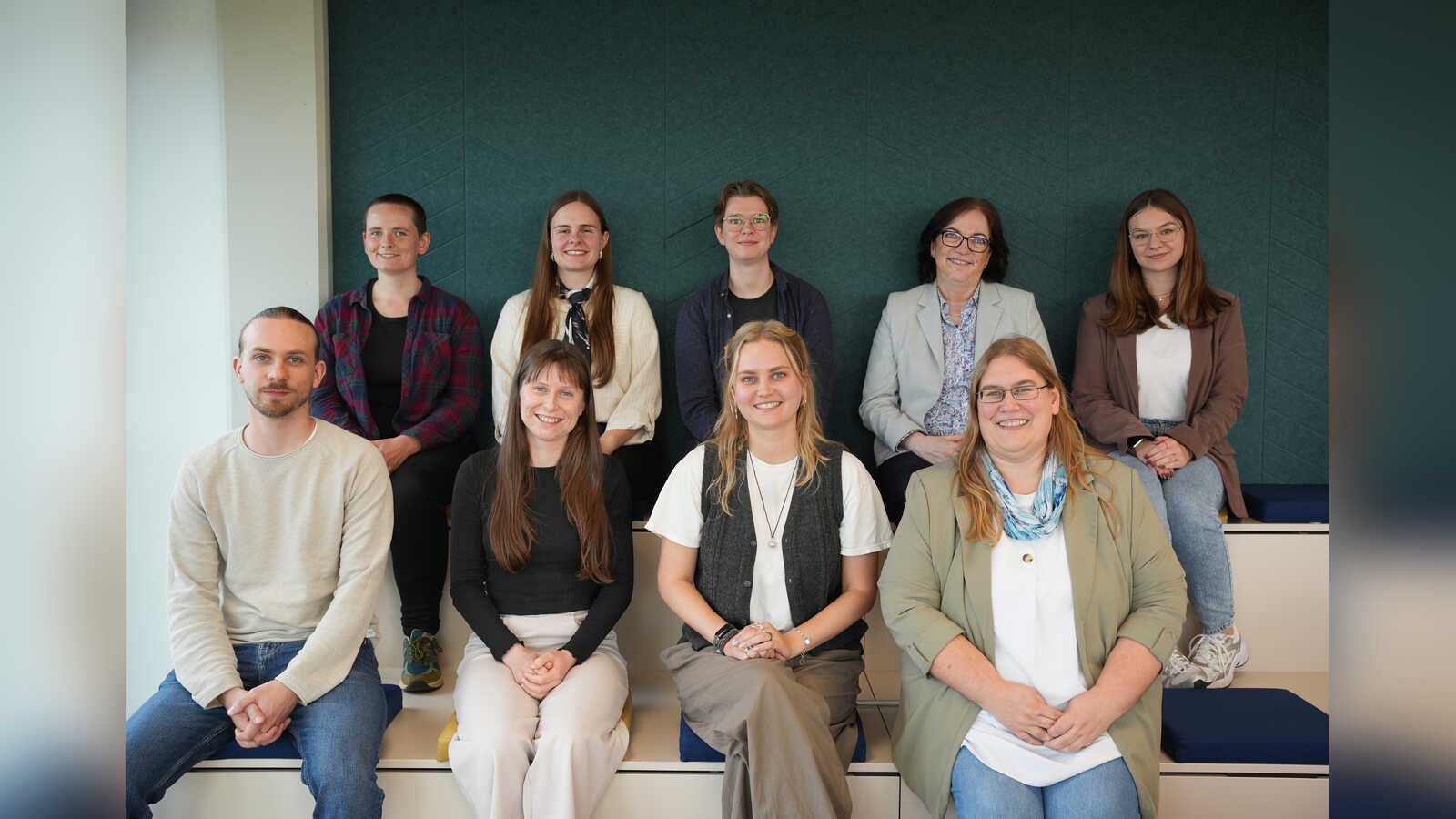 Gruppenfoto der neuen Referendare und Anwärterinnen des NLWKN mit Direktorin und Personalverantwortlichen in Norden