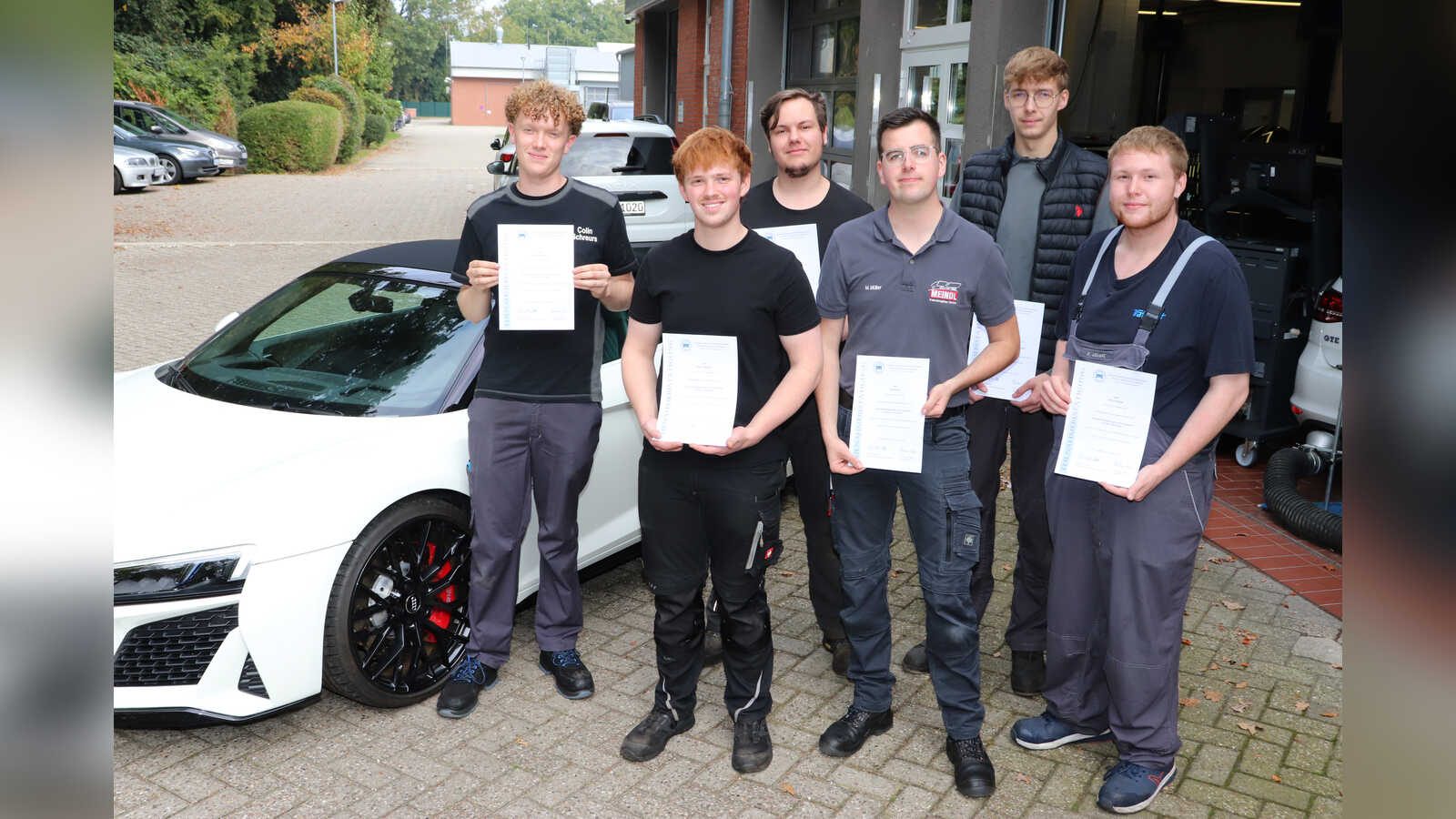 Die sechs besten Kfz-Mechatroniker Niedersachsens nebeneinander, von links Colin Schreurs, Thole Diekmann, Jannes Einnolf, Max Müller, Maurice Block und Felix Krampe