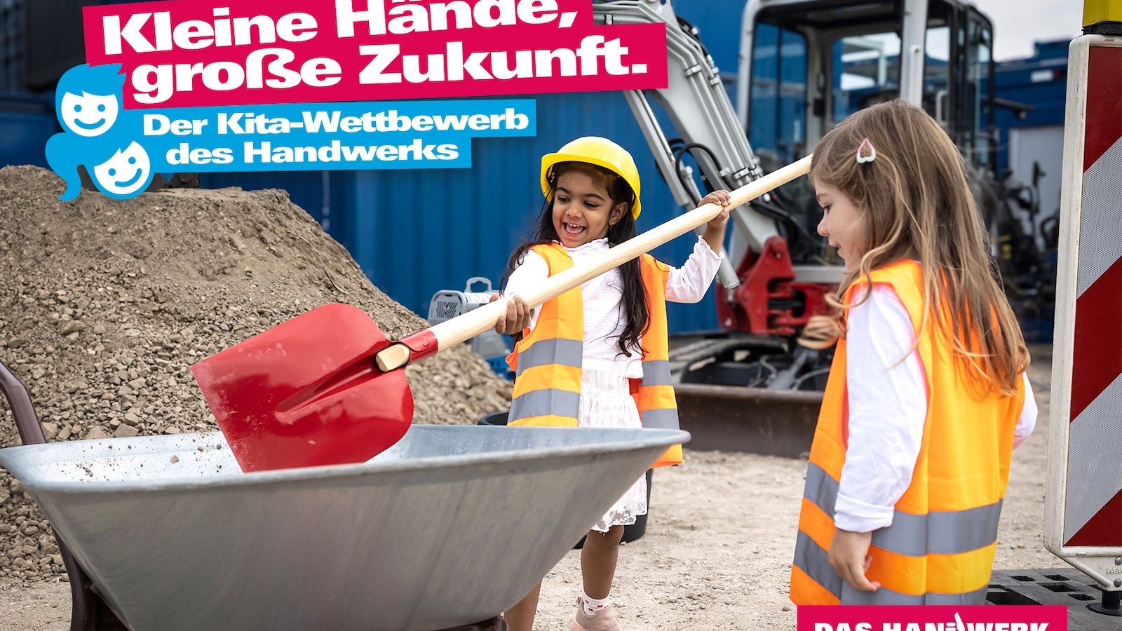 Zwei Mädchen in Warnwesten schaufeln auf einer Baustelle Erde in eine Schubkarre, dazu der Schriftzug Kleine Hände, große Zukunft