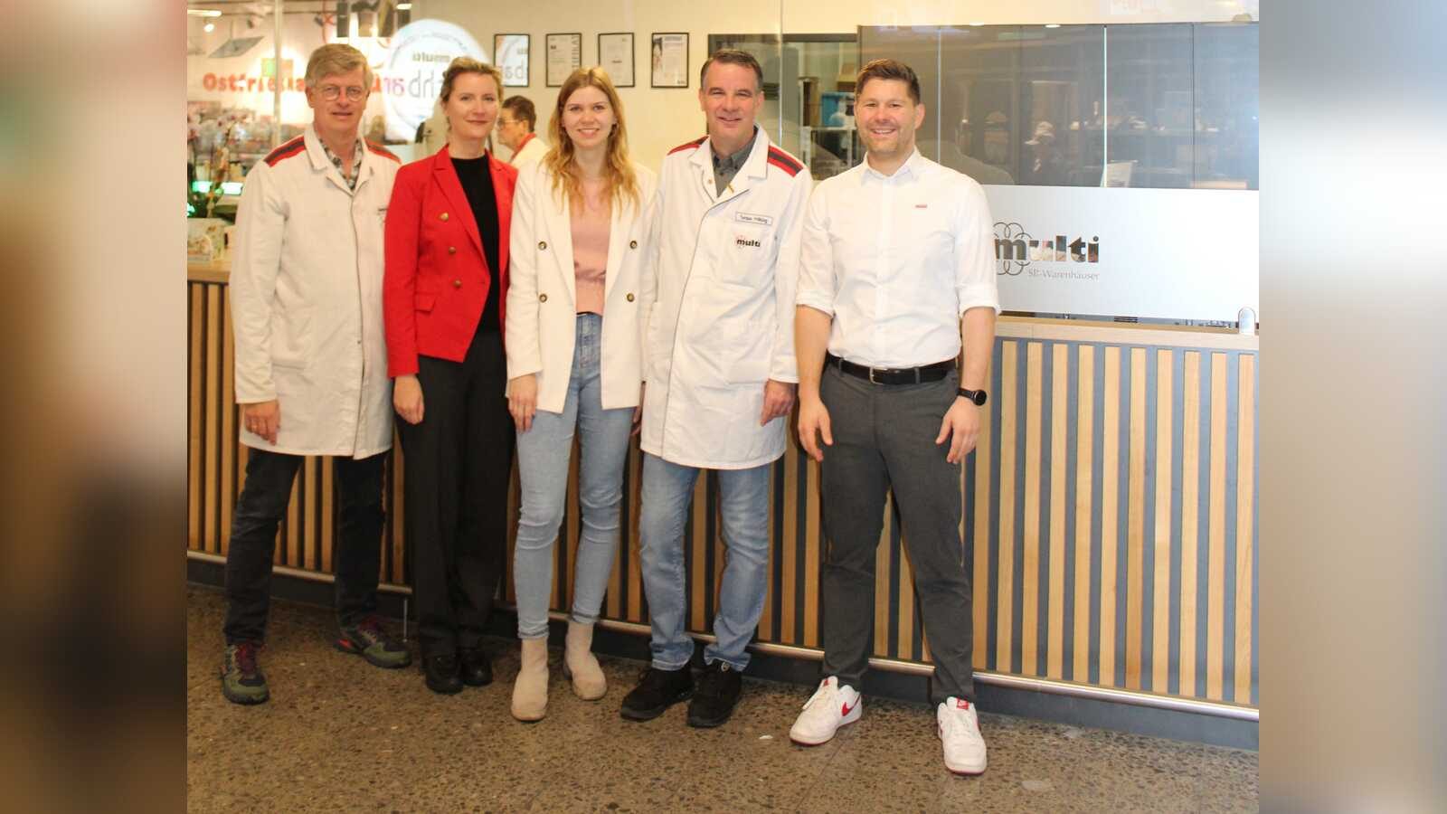 Fünf Personen von links: Matthias Brahms, Paulina Kressin, Kim Schuldt, Torsten Fröhling und Andreas Rügner werben für den Ausbildungskompass im Multi Ostfriesland Center in Leer