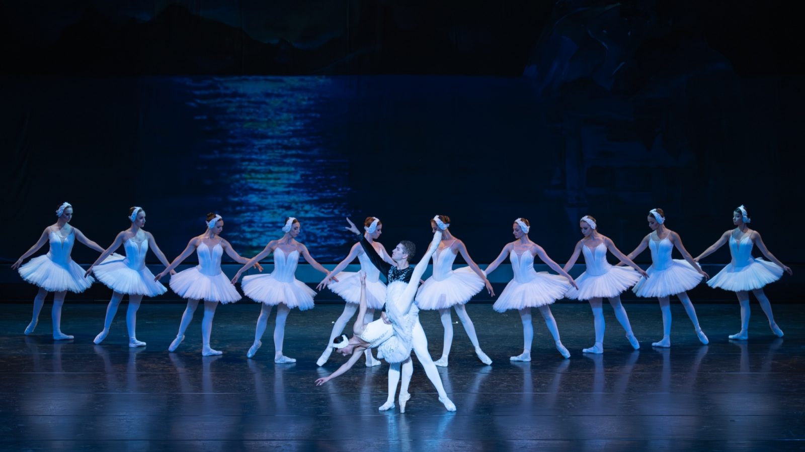 9-KyivClassicBallet_SwanLake_2Act_Photo-Atsushi Umezu (1)