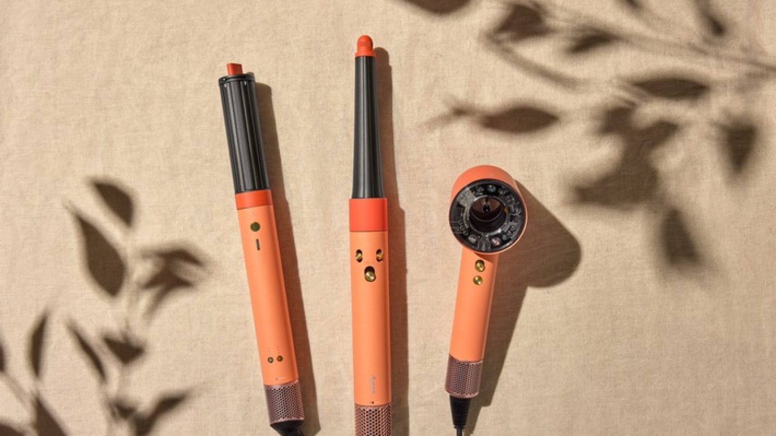 Sommerliches Design: Dyson Haarpflege-Produkte in Ceramic Apricot und Topaz / Weiterer Text über ots und www.presseportal.de/nr/17136 / Die Verwendung dieses Bildes für redaktionelle Zwecke ist unter Beachtung aller mitgeteilten Nutzungsbedingungen zulässig und dann auch honorarfrei. Veröffentlichung ausschließlich mit Bildrechte-Hinweis.