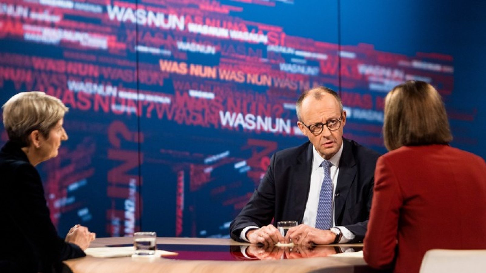 Anne Gellinek und Bettina Schausten befragen Bundeskanzler Friedrich Merz, hier in der "Was nun, Herr Merz?"-Sendung vom 16. Dezember 2025. / Nutzung des Bildes nur in Verbindung mit der Sendung inkl. Social Media / Weiterer Text über ots und www.presseportal.de/nr/7840 / Die Verwendung dieses Bildes für redaktionelle Zwecke ist unter Beachtung aller mitgeteilten Nutzungsbedingungen zulässig und dann auch honorarfrei. Veröffentlichung ausschließlich mit Bildrechte-Hinweis.