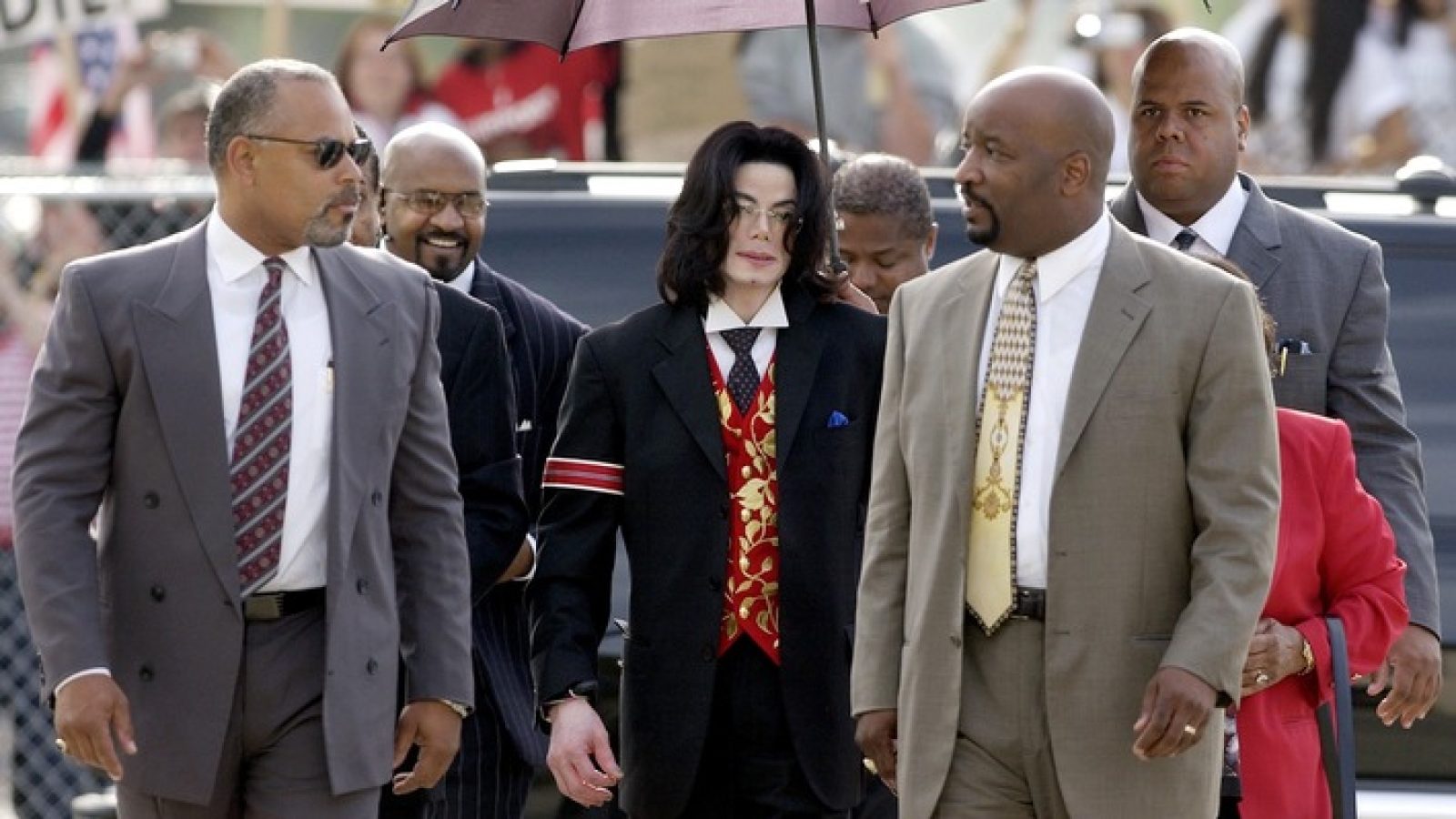 Ein Jahrhundertprozess: Mit Anwälten und Bodyguards erscheint Michael Jackson vor dem Gericht in Santa Maria. / Nutzung des Bildes nur in Verbindung mit der Sendung. Keine Rechte für Social Media / Weiterer Text über ots und www.presseportal.de/nr/7840 / Die Verwendung dieses Bildes für redaktionelle Zwecke ist unter Beachtung aller mitgeteilten Nutzungsbedingungen zulässig und dann auch honorarfrei. Veröffentlichung ausschließlich mit Bildrechte-Hinweis.