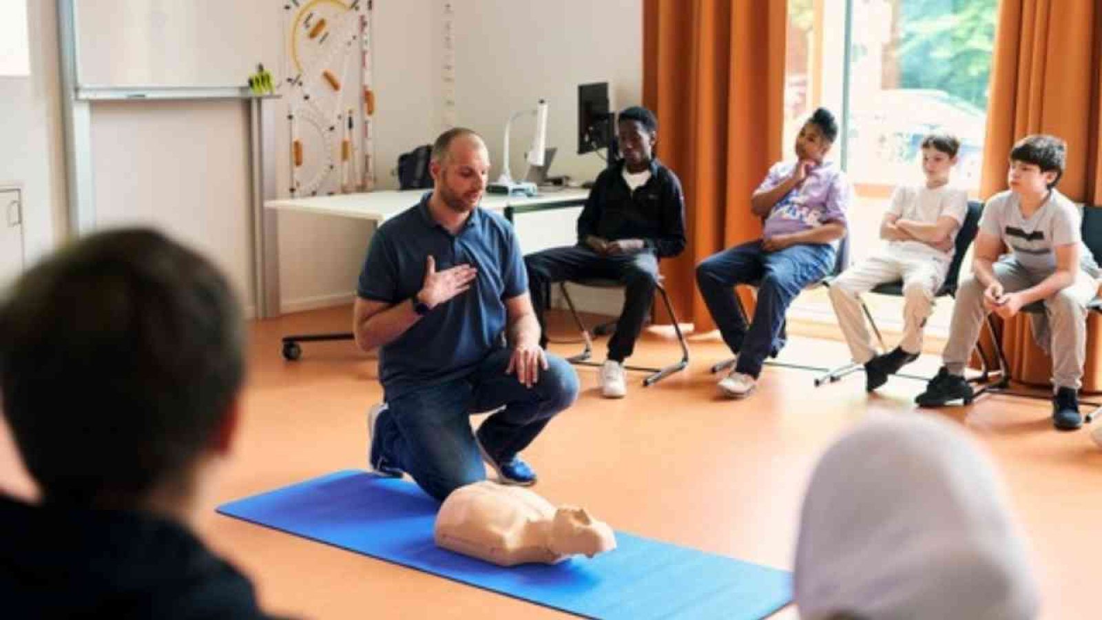 ADAC Stiftung unterstützt Schulen im Saarland bei Reanimationsunterricht  Bildrechte Stefan Hobmaier