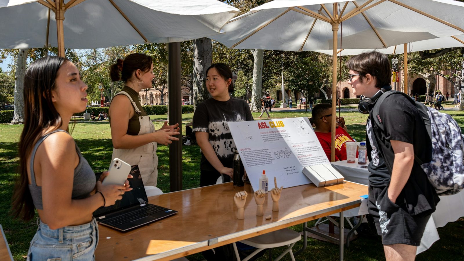 Besucher an Ständen einer Wissenschafts- und Mitmachmesse, Symbolbild zum AHOI_MINT-Tag in Leer