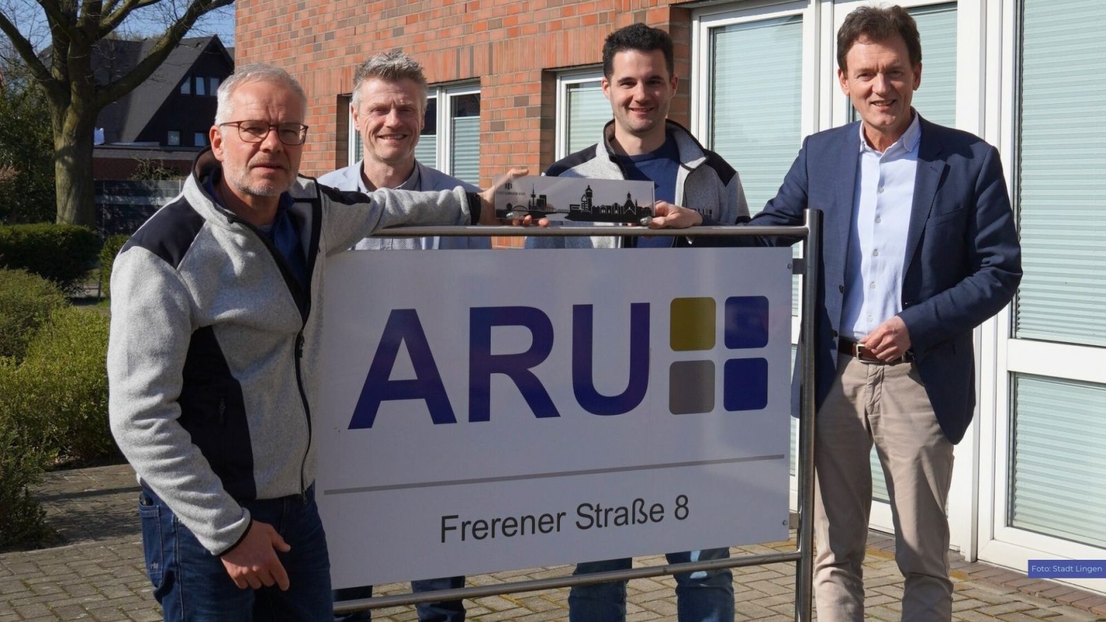 Oberbürgermeister Dieter Krone (rechts) und Dietmar Lager (2.v.l.) gratulieren Dirk Baldauf (links) und Tobias Dankert (2.v.r.) zur Fusion.