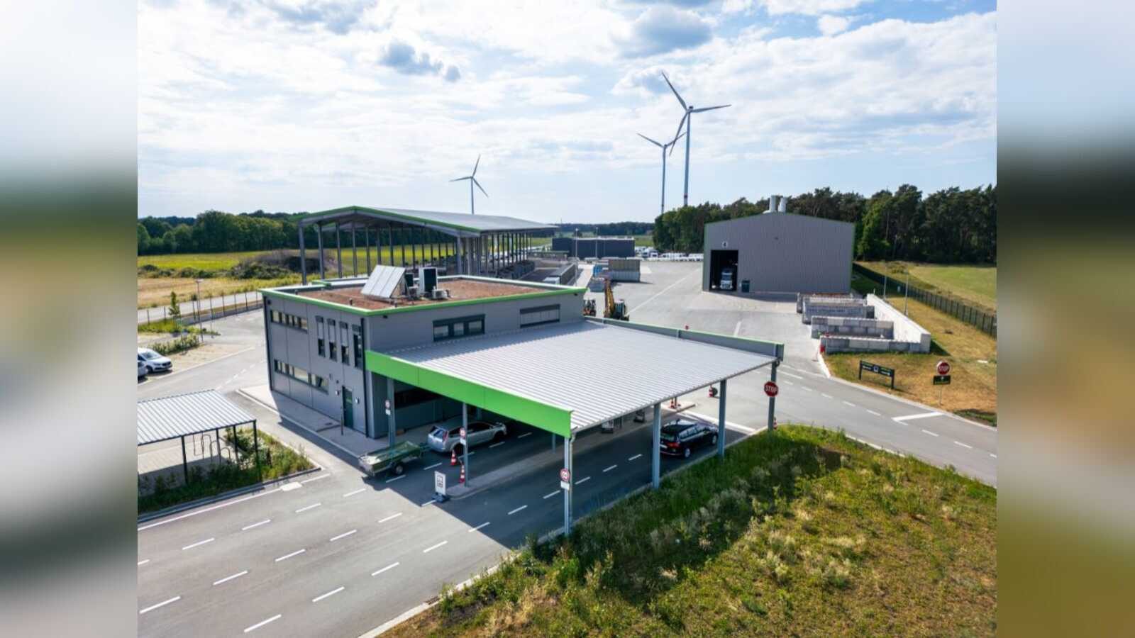 Einfahrt zum AWIGO-Recyclinghof in Wallenhorst mit Containern und Rampe