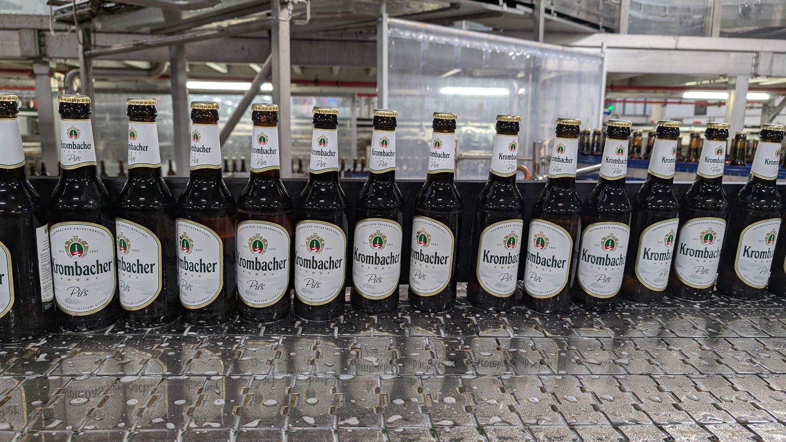 Vor gut einem Jahr hat die Krombacher Brauerei das größte Modernisierungsprojekt ihrer Geschichte gestartet: den umfassenden Umbau der Abfüllung und Logistik im Gebäudekomplex Littfetal. / Weiterer Text über ots und www.presseportal.de/nr/42000 / Die Verwendung dieses Bildes für redaktionelle Zwecke ist unter Beachtung aller mitgeteilten Nutzungsbedingungen zulässig und dann auch honorarfrei. Veröffentlichung ausschließlich mit Bildrechte-Hinweis.