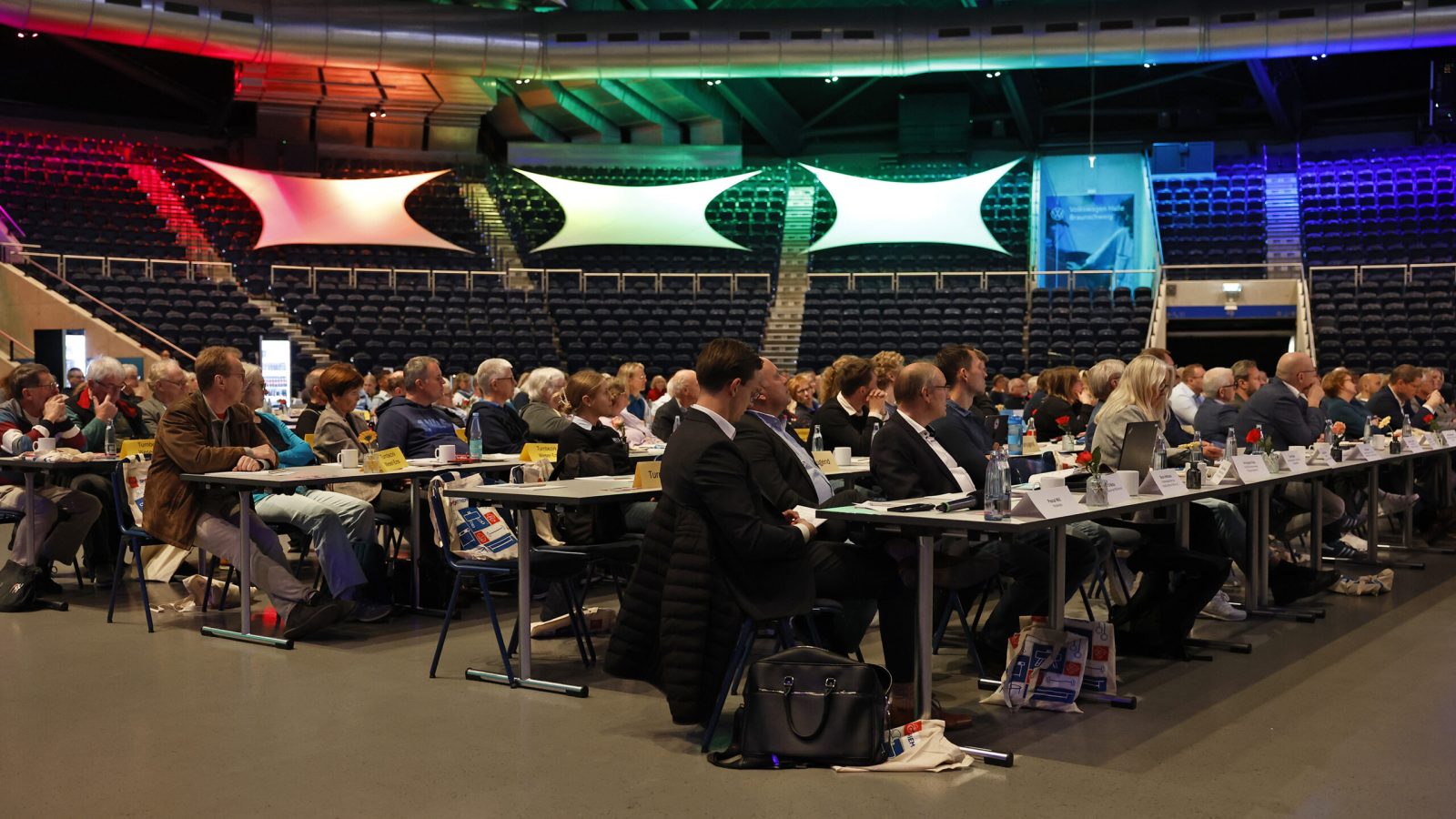 Abgeordnete in der VW Halle