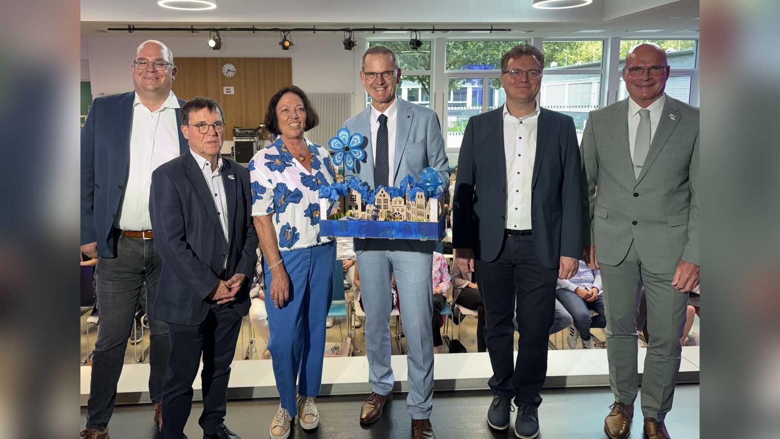Hubert Wewering und Bürgermeister Jürgen Bernsmann mit Amtskette bei der Verabschiedung