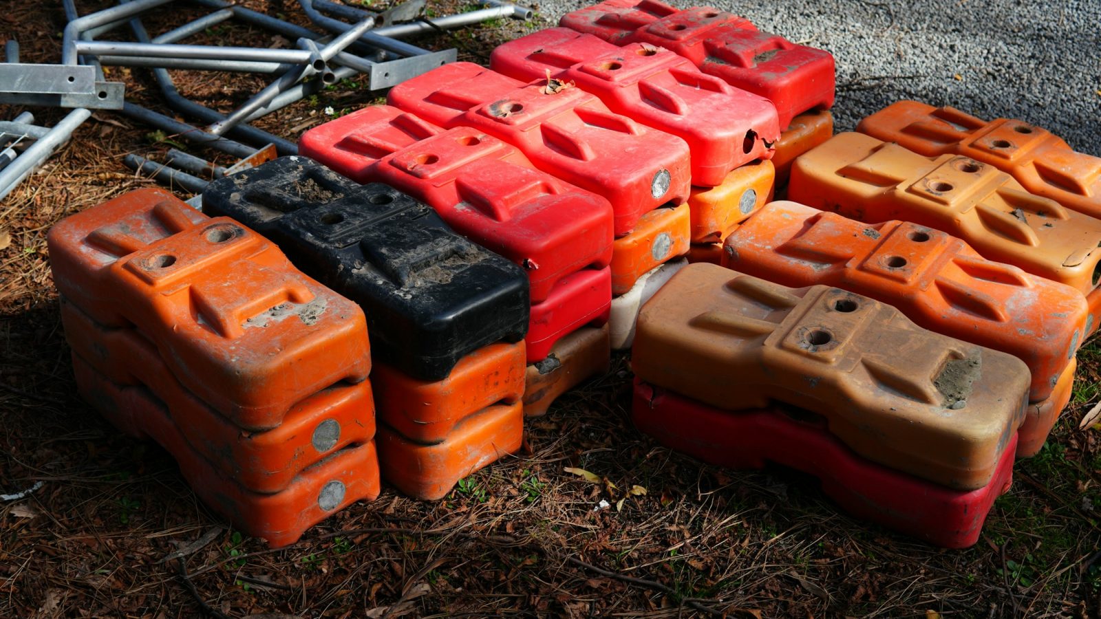 Gestapelte Absperrbaken an einer Baustelle