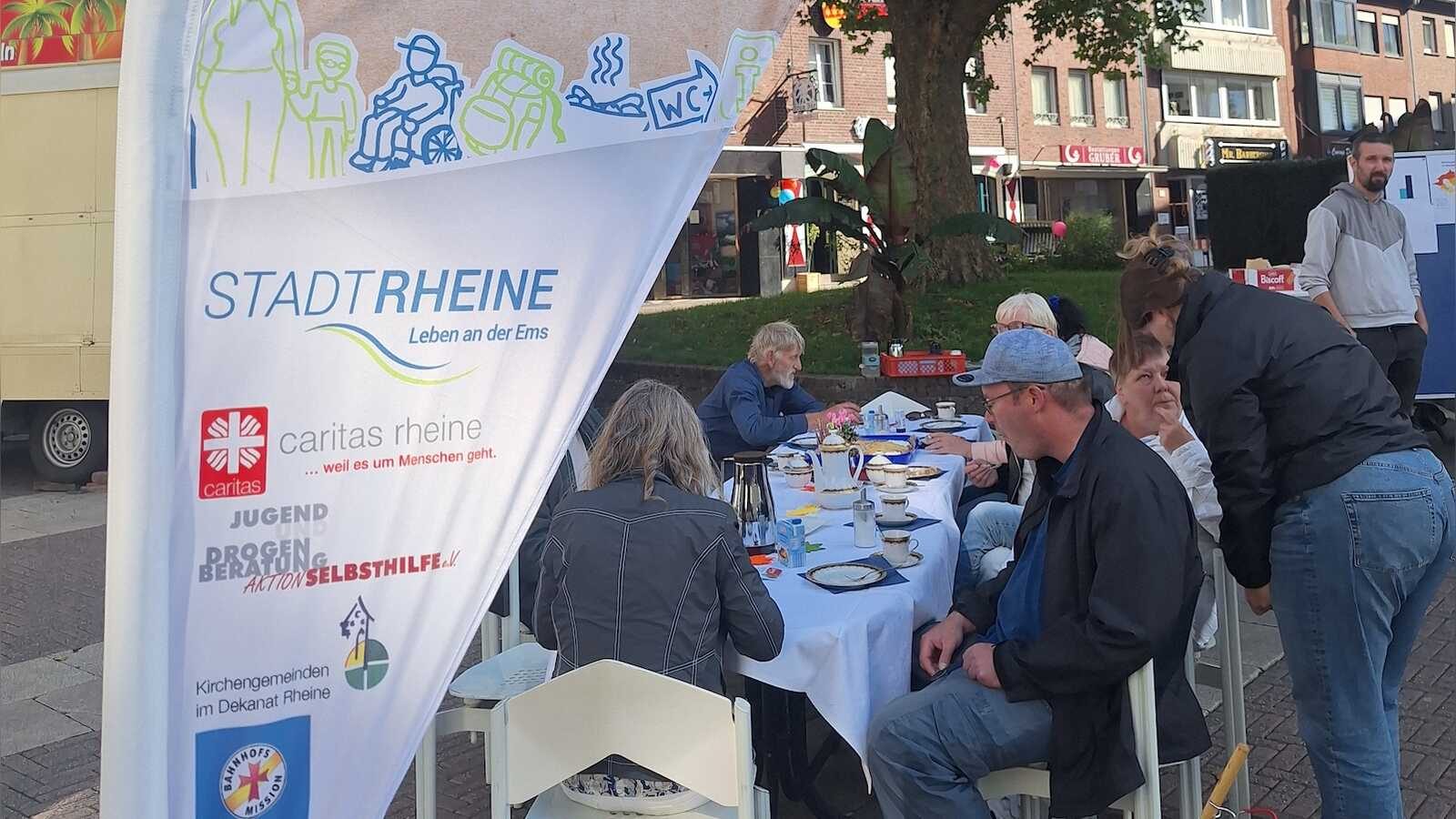 Aktionsstand des Netzwerks „Wohin?" zum Tag der Wohnungslosen in Rheine