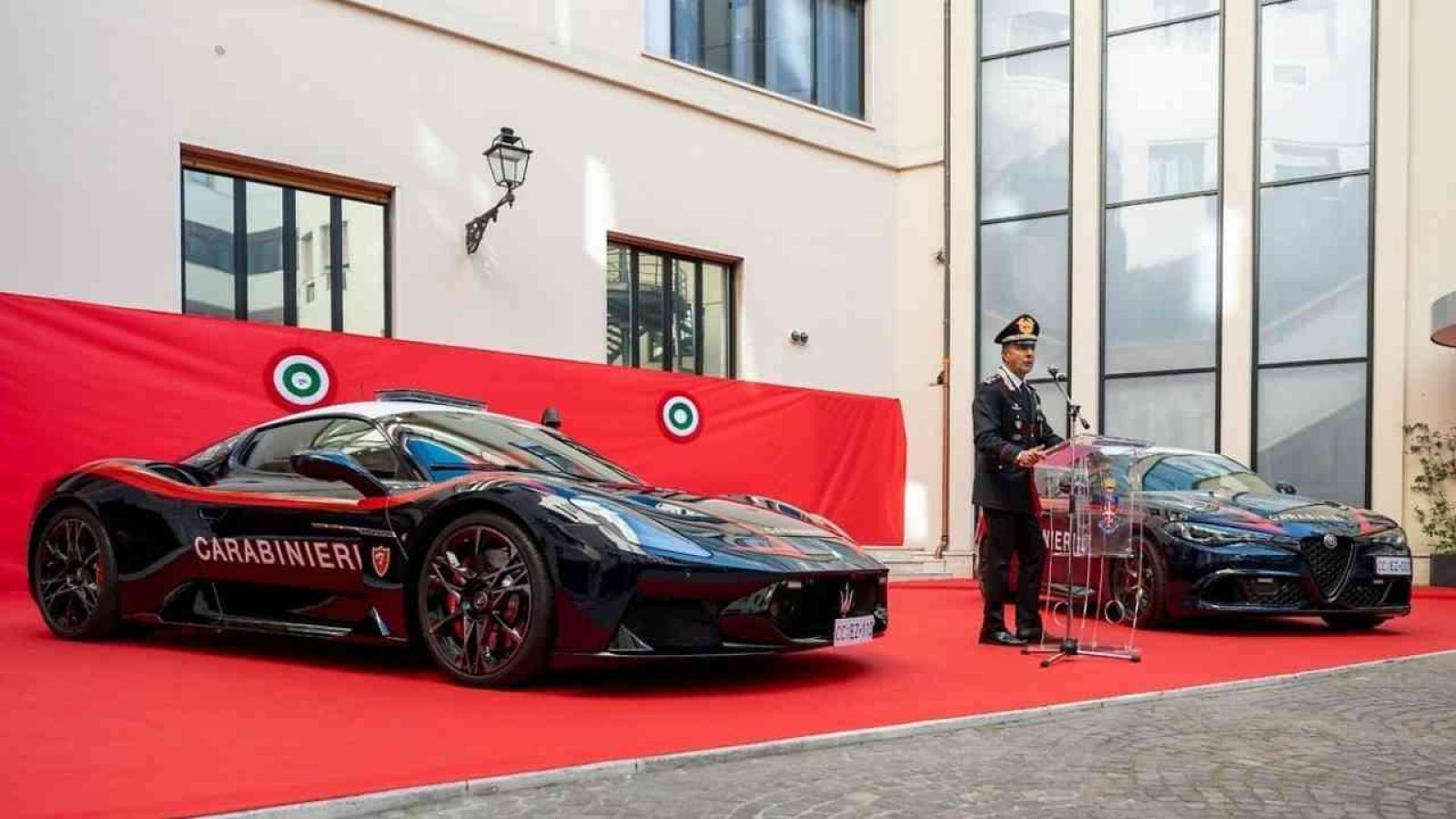 Alfa Romeo Giulia Quadrifoglio delivered to the Carabinieri Alfa Romeo Giulia Quadrifoglio und Maserati MCPURA werden an die Carabinieri übergeben
