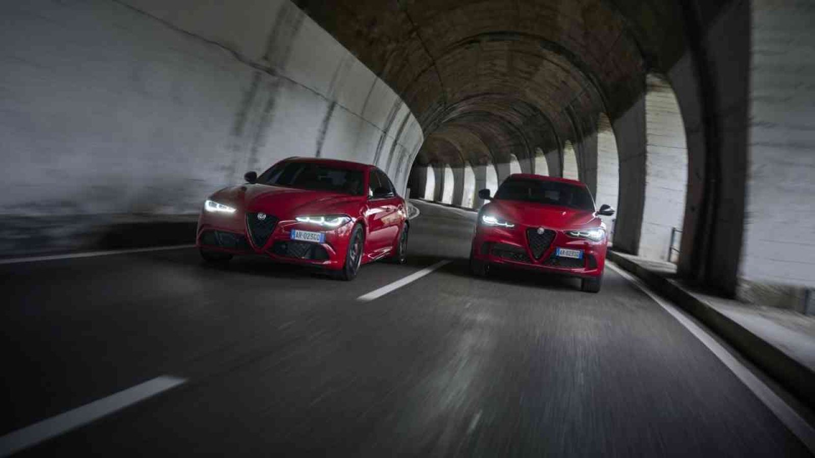 Alfa Romeo Giulia vor moderner Architektur