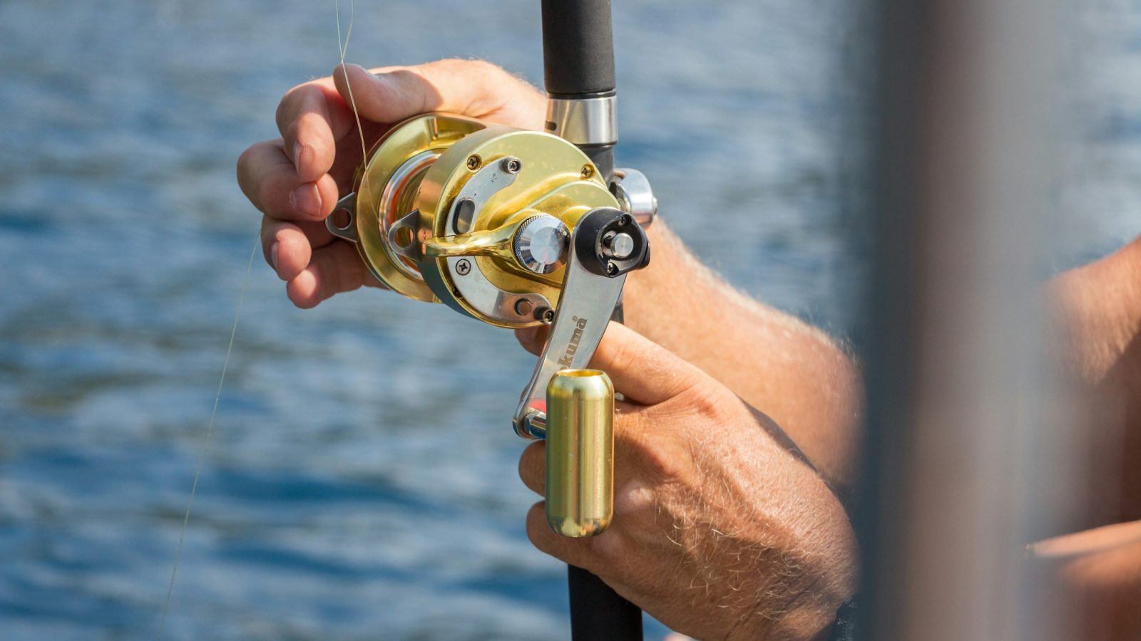 Angler mit Angelrute am Wasser, Symbolbild zur Fischerprüfung im Kreis Coesfeld