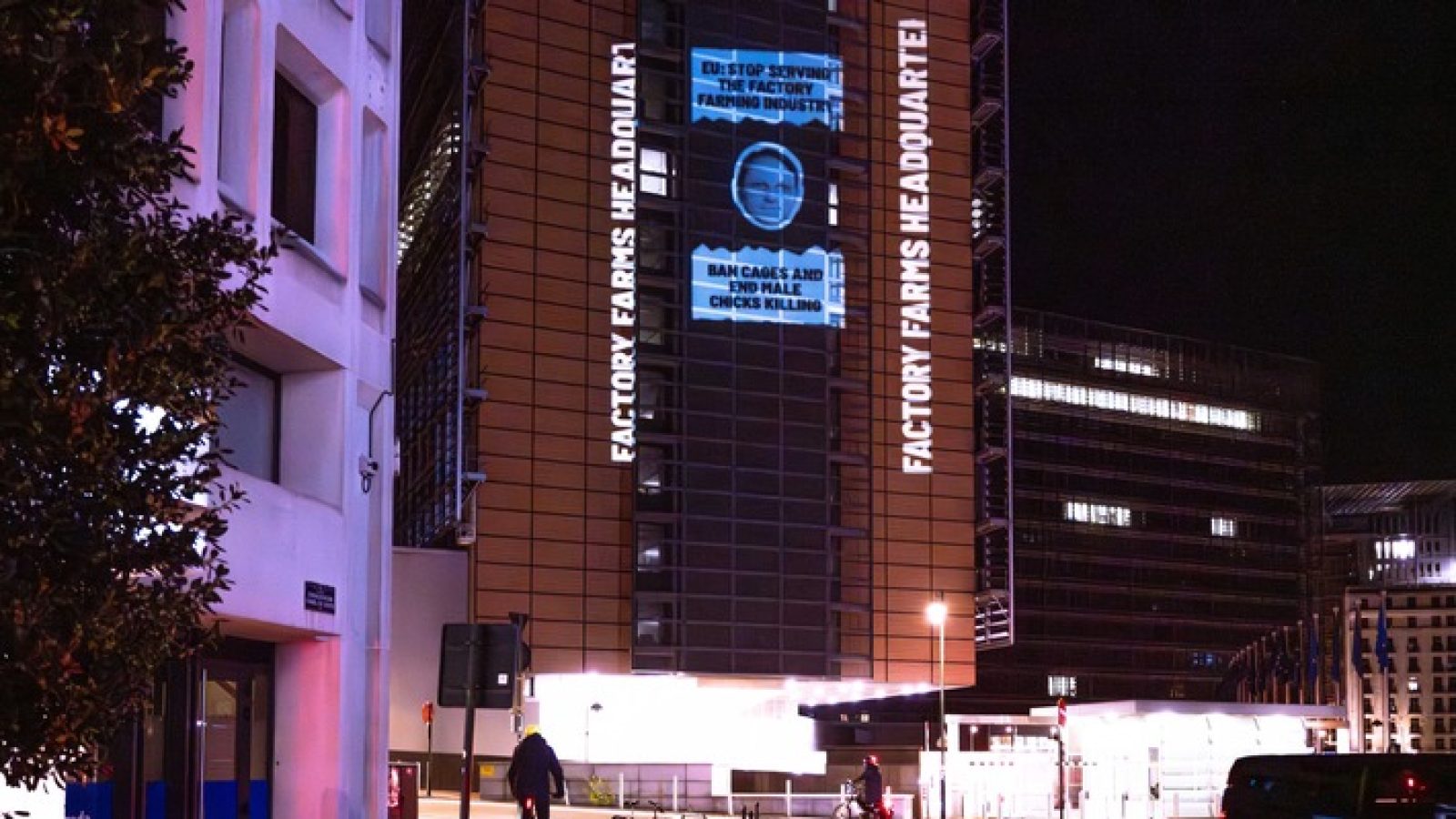 Tierschutzorganisation Animal Equality prangert mit Projektion in Brüssel die Nähe der EU Kommission zur Tierindustrie an / Weiterer Text über ots und www.presseportal.de/nr/181638 / Die Verwendung dieses Bildes für redaktionelle Zwecke ist unter Beachtung aller mitgeteilten Nutzungsbedingungen zulässig und dann auch honorarfrei. Veröffentlichung ausschließlich mit Bildrechte-Hinweis.