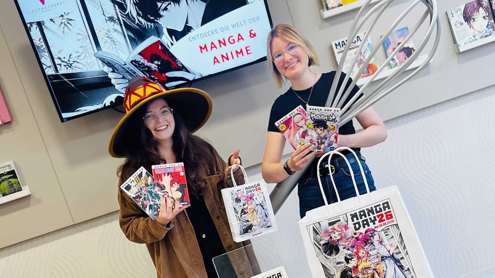 Anna Lena Bagert und Miriam Brecklinghaus von der Stadtbücherei Dülmen vor dem Manga Day
