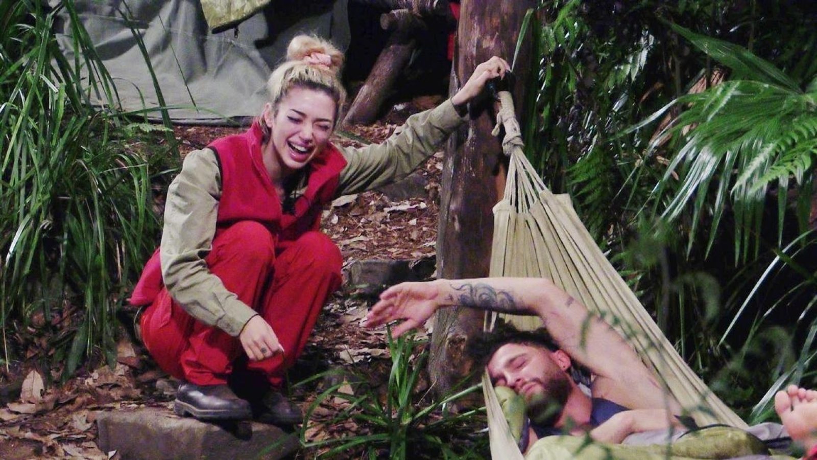 Ariel zeigt einmal mehr ihre vielen Facetten: Eben noch kitzelt sie den schlafenden Umut mit einem Grashalm, kurz darauf zieht sie mit Samira Richtung Toilette, bereit für eine ordentliche Lästerattacke.

+++ Die Verwendung des sendungsbezogenen Materials ist nur mit dem Hinweis und Verlinkung auf RTL+ gestattet. +++