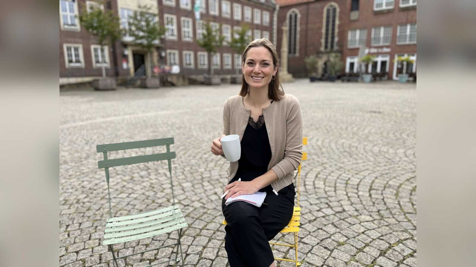 Coesfelds Bürgermeisterin Eliza Diekmann-Cloppenburg auf dem Marktplatz