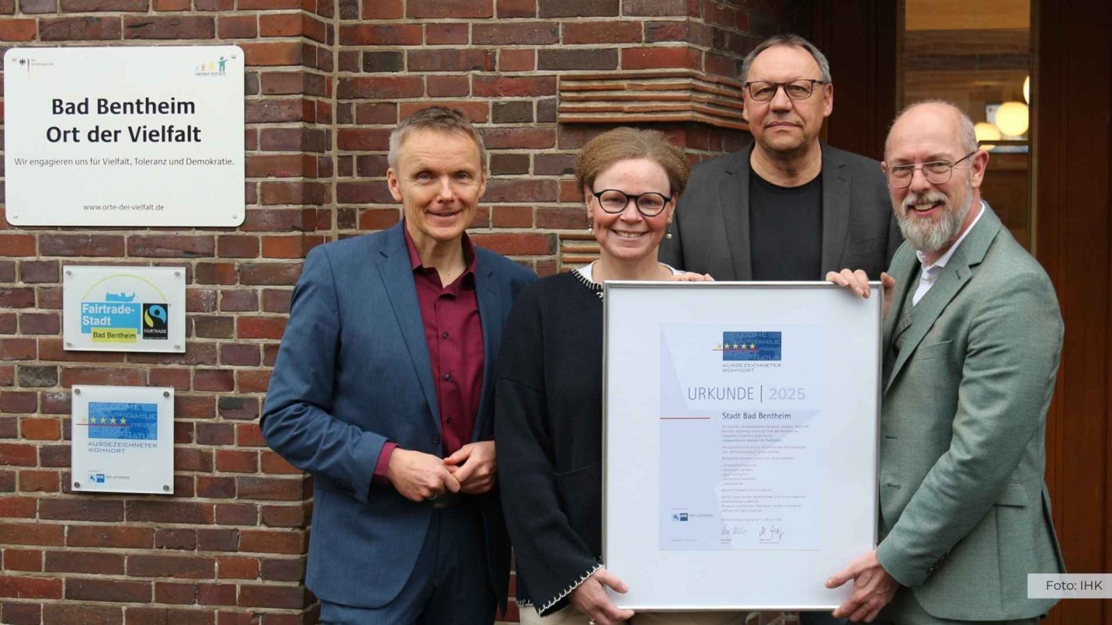 Freuen sich über die erneute Auszeichnung der Stadt Bad Bentheim als „Ausgezeichneter Wohnort“ für Fachkräfte (v.l.n.r.): Bürgermeister Volker Pannen sowie Cathelijne Lacina (Stadtmarketing) und Andreas Bökenfeld (Wirtschaftsförderung). Rechts im Bild: Frank Hesse, stellvertretender Hauptgeschäftsführer der IHK. Bildquelle: IHK