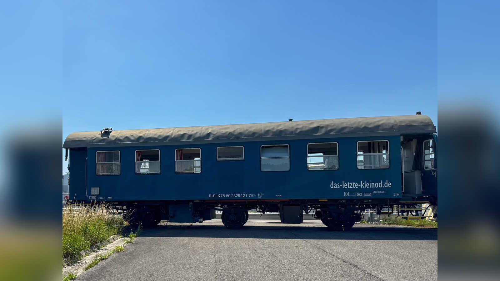 Autorenwagen des Ozeanblauen Zuges-1600x900