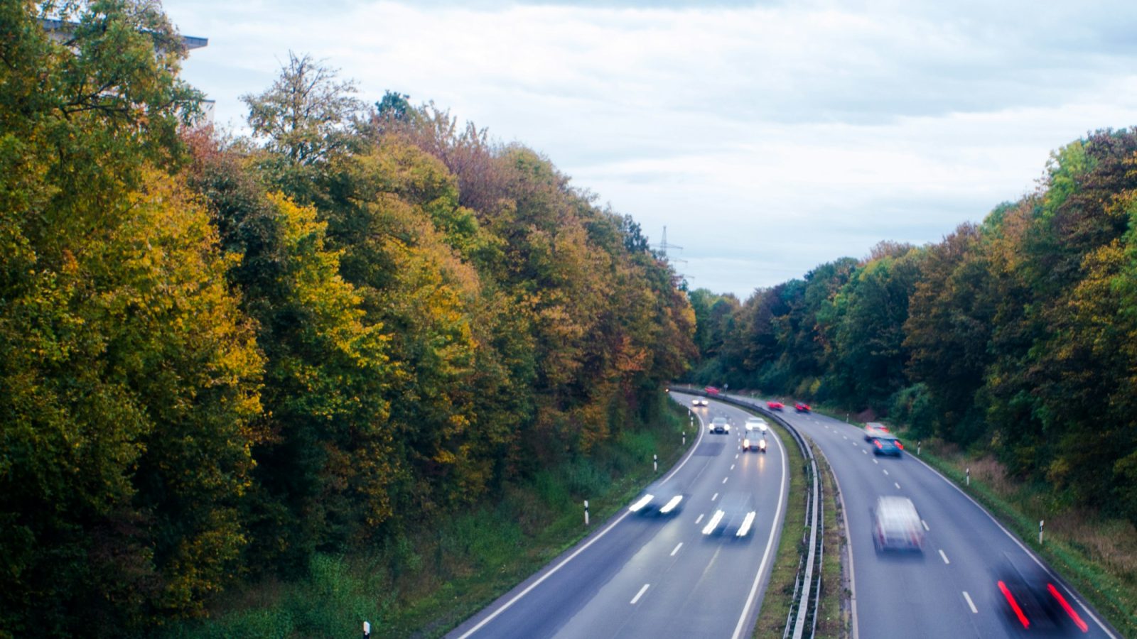 Mehrere Autos fahren auf einer mehrspurigen Straße