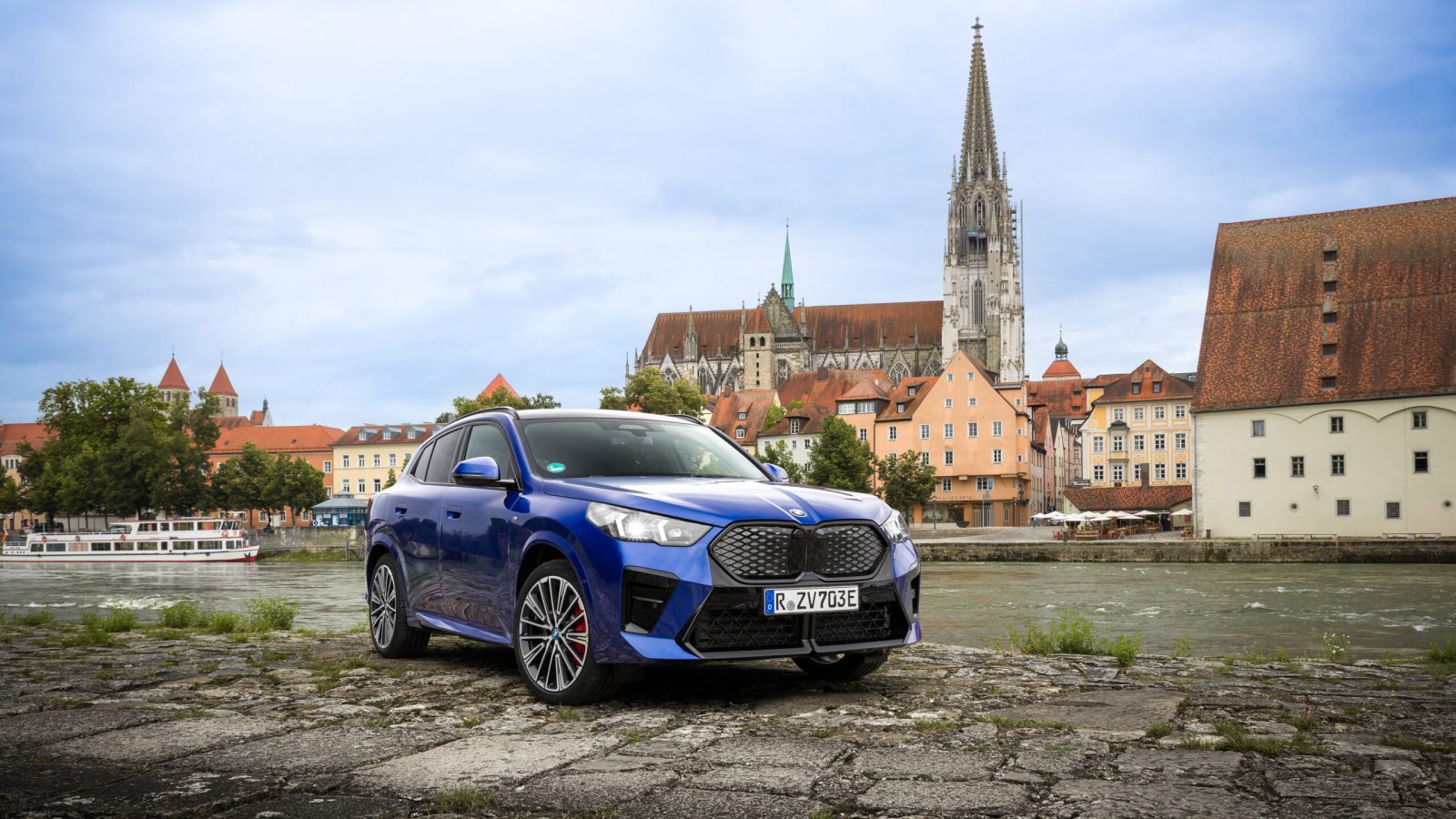 BMW iX2 vor Regensburger Stadtkulisse