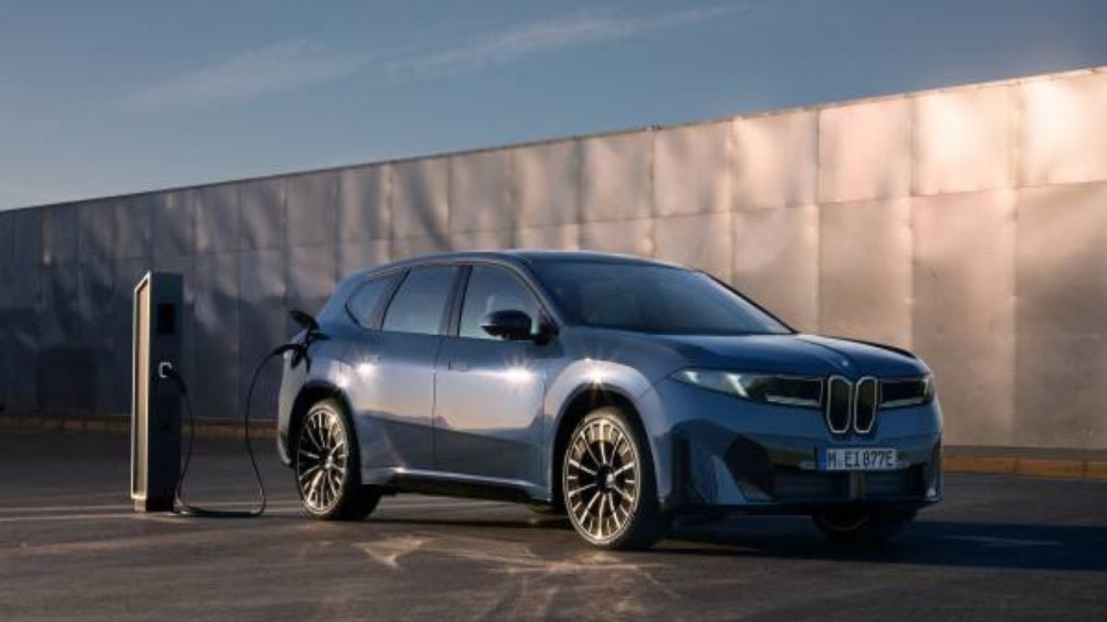 Elektroauto lädt an Ladestation im Freien, spezieller Fokus auf modernes Fahrzeugdesign und nachhaltige Mobilität.